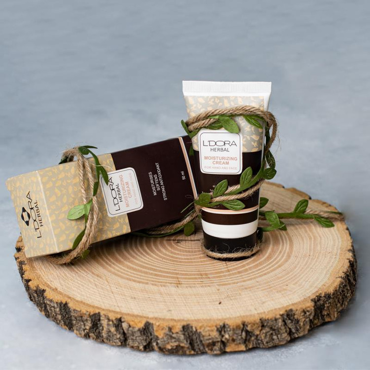 کرم گیاهی کنرمکننده و مرطوبکننده لدورا هربال برای مراقبت و آبرسانی روزانه پوست دست و صورت طراحی شده است.